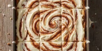 Cinnamon Roll Cookie Bars